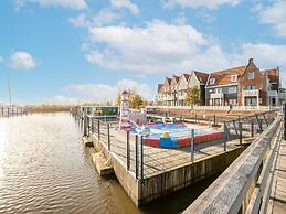 Beautiful Houseboat With Shared Pool