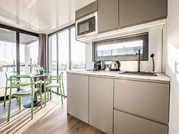 Beautiful Houseboat With Shared Pool