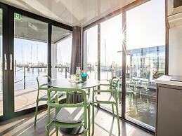 Beautiful Houseboat With Shared Pool