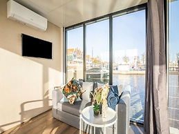 Beautiful Houseboat With Shared Pool