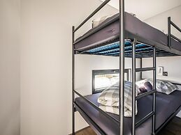 Beautiful Houseboat With Shared Pool