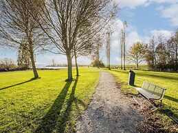 Beautiful Houseboat With Shared Pool