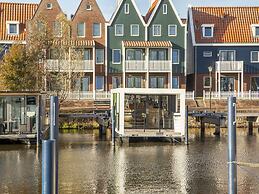 Beautiful Houseboat With Shared Pool