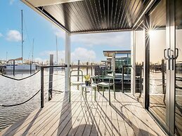 Beautiful Houseboat With Shared Pool