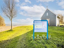 Beautiful Houseboat With Shared Pool