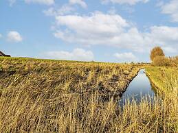 Beautiful Houseboat With Shared Pool