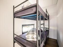 Beautiful Houseboat With Shared Pool