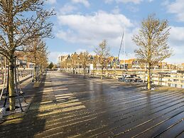 Beautiful Houseboat With Shared Pool