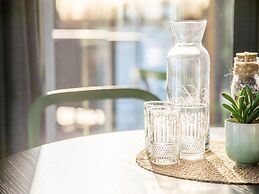 Beautiful Houseboat With Shared Pool