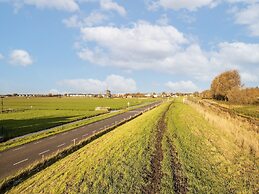 Beautiful Houseboat With Shared Pool