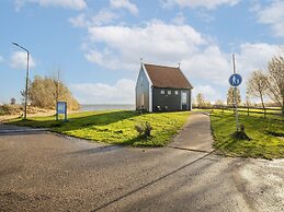 Beautiful Houseboat With Shared Pool