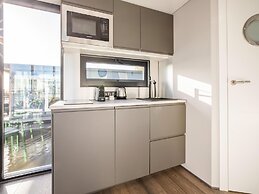 Beautiful Houseboat With Shared Pool