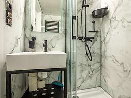 Beautiful Houseboat With Shared Pool