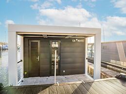 Beautiful Houseboat With Shared Pool