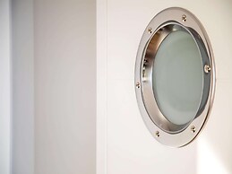 Beautiful Houseboat With Shared Pool