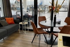 Beautiful Houseboat With Shared Pool