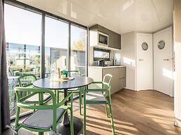 Beautiful Houseboat With Shared Pool