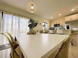 Sunset Haven: Beach Isle House FL Keys MIA Marina