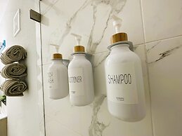 Sunset Haven: Beach Isle House FL Keys MIA Marina