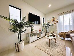 Sunset Haven: Beach Isle House FL Keys MIA Marina