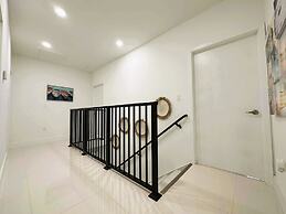 Sunset Haven: Beach Isle House FL Keys MIA Marina