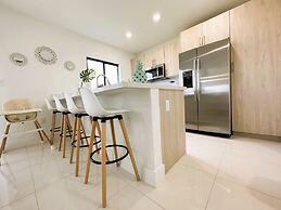 Sunset Haven: Beach Isle House FL Keys MIA Marina