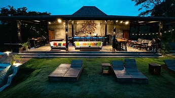 Alaya Yoga & Surf & Retreat