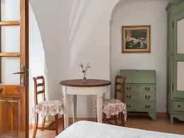 Peaceful Escape Above Amalfi Coast