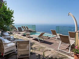 Peaceful Escape Above Amalfi Coast