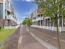 Luxury Houseboat in Volendam Marina