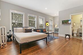 Modern Minimalist Studio in Portage Park