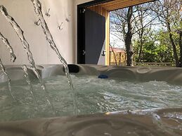 Cozy Vacation Home With a hot tub