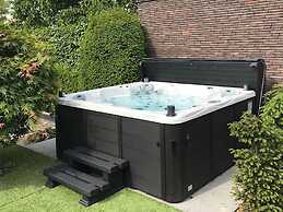 Cozy Vacation Home With a hot tub