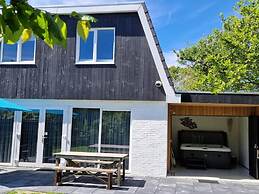 Cozy Vacation Home With a hot tub