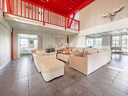 Spacious Holiday Home De Pauwenhof