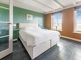 Spacious Holiday Home De Pauwenhof