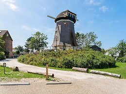 Spacious Holiday Home De Pauwenhof