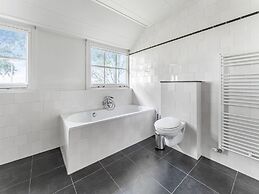 Spacious Holiday Home De Pauwenhof