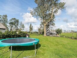 Spacious Holiday Home De Pauwenhof