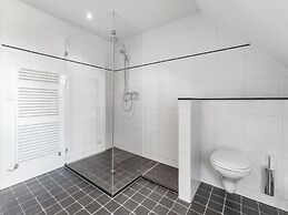 Spacious Holiday Home De Pauwenhof