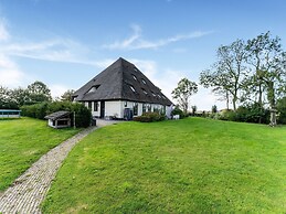 Spacious Holiday Home De Pauwenhof