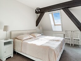 Spacious Holiday Home De Pauwenhof