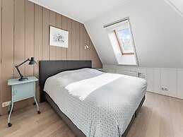 Spacious Holiday Home De Pauwenhof