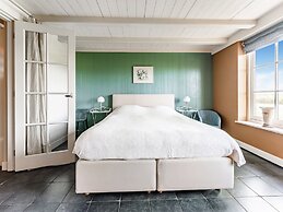 Spacious Holiday Home De Pauwenhof