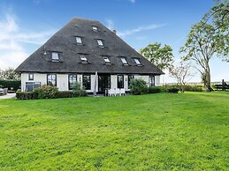 Spacious Holiday Home De Pauwenhof