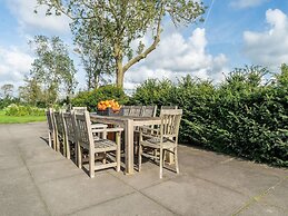 Spacious Holiday Home De Pauwenhof