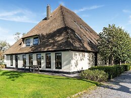 Spacious Holiday Home De Pauwenhof