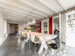 Spacious Holiday Home De Pauwenhof