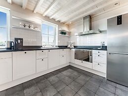 Spacious Holiday Home De Pauwenhof