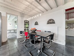 Spacious Holiday Home De Pauwenhof